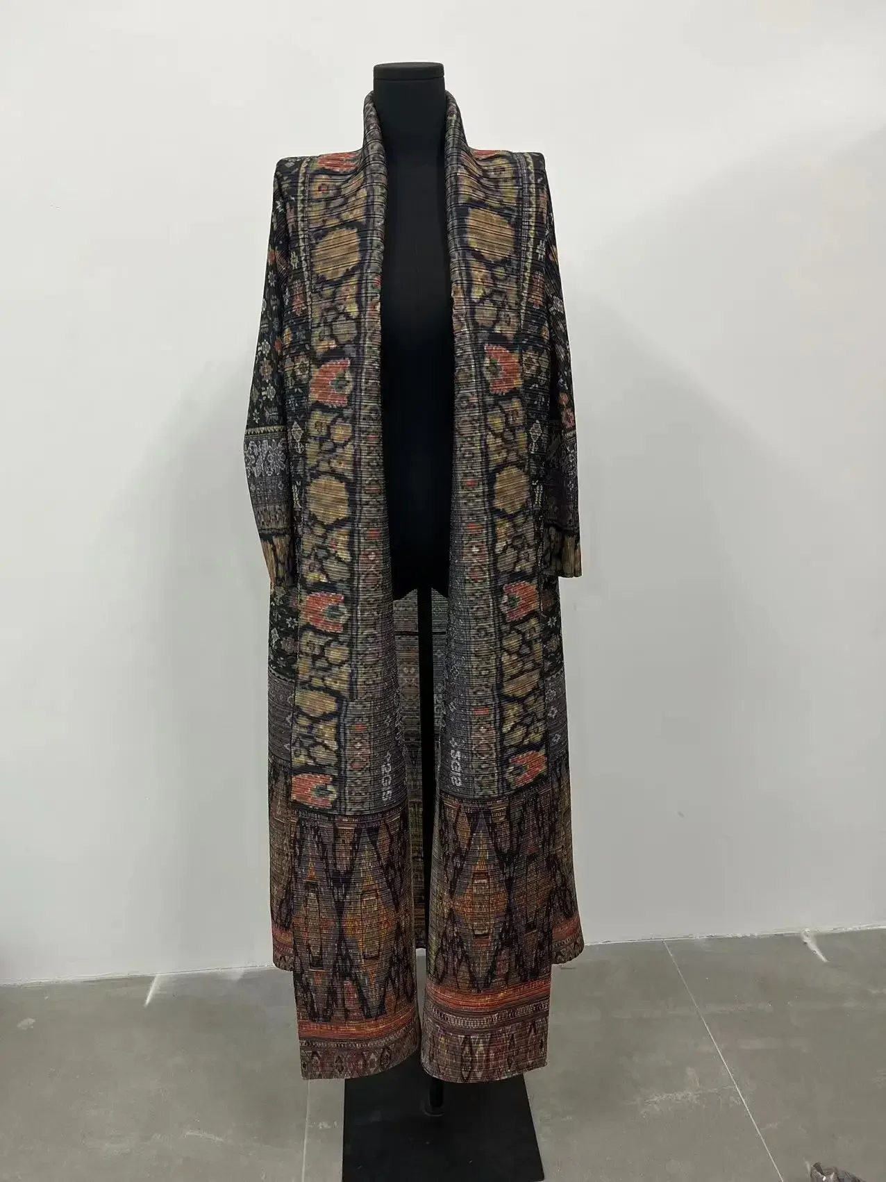 Miyake Pleated Print Foldable  - Trench Coat Formal recension och pris