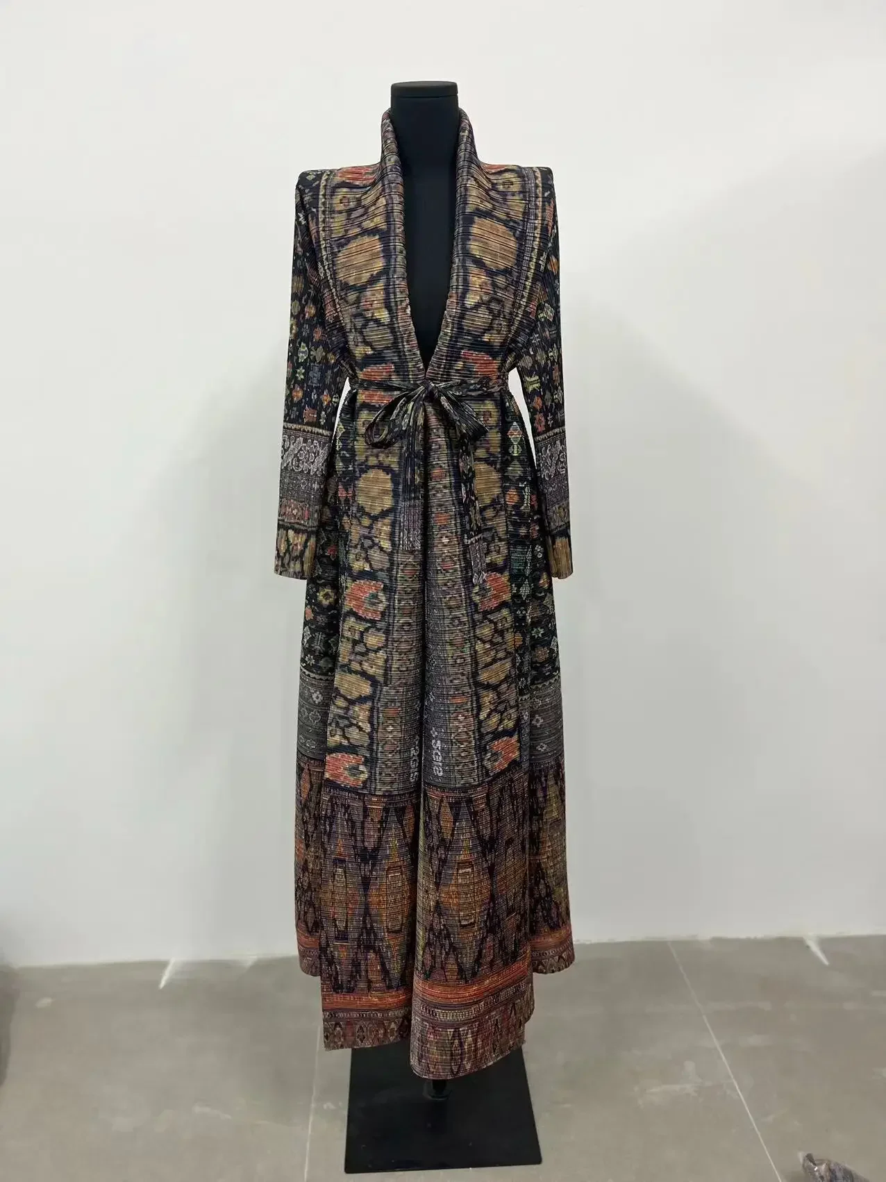 Miyake Pleated Print Foldable  - Trench Coat Formal recension och pris